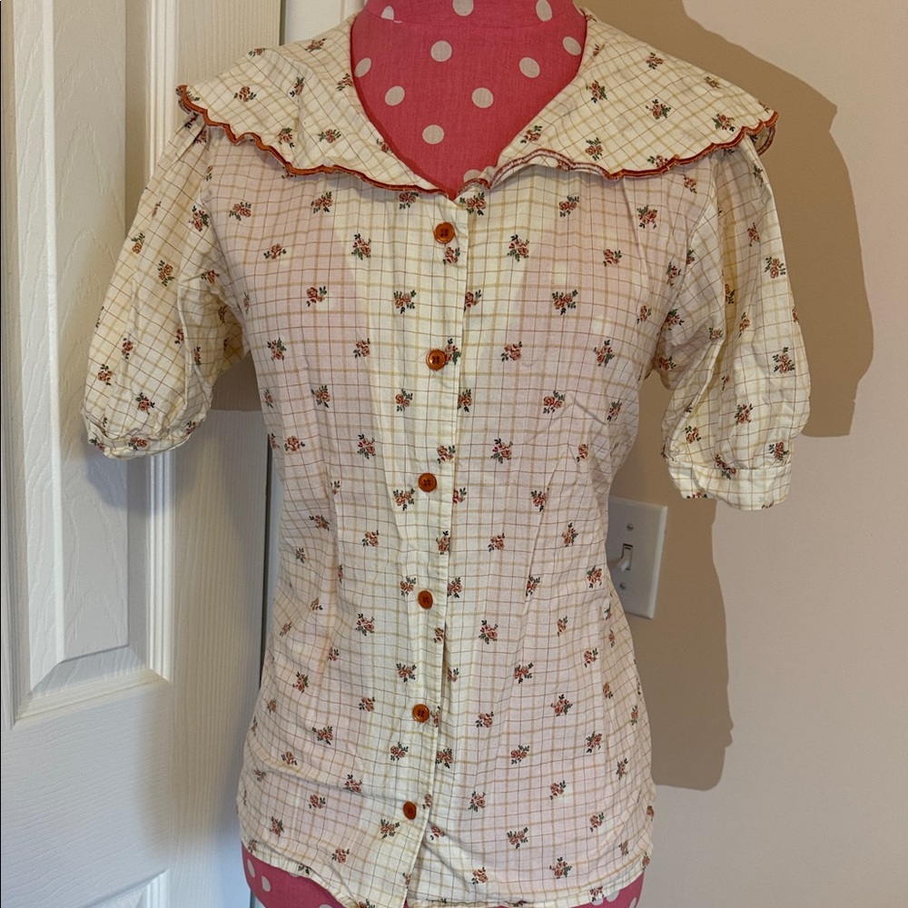 Cream Floral Button-Down Blouse with Ruffled Collar